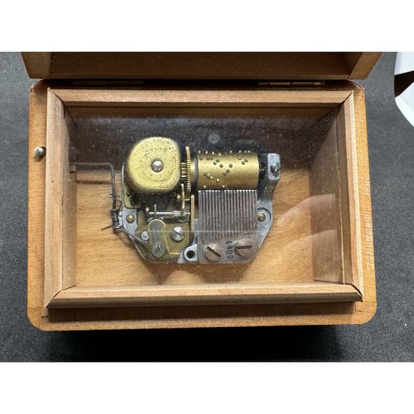 Vintage REUGE Switzerland Musical Box, Doctor Zhivago App 4”x 3” Child & Bird - Picture 9 of 11